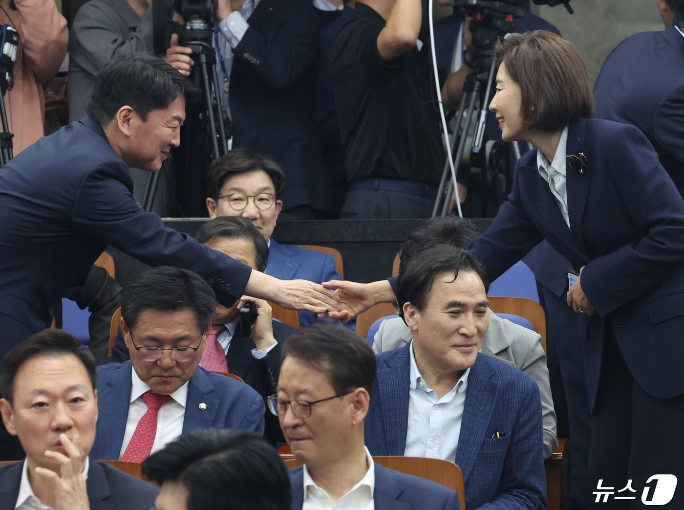 안철수 국민의힘 의원과 나경원 당선인이 22일 서울 여의도 국회에서 열린 제22대 국회의원 당선자총회에서 인사를 나누고 있다. 2024.4.22/뉴스1 ⓒ News1 ,송원영 기자