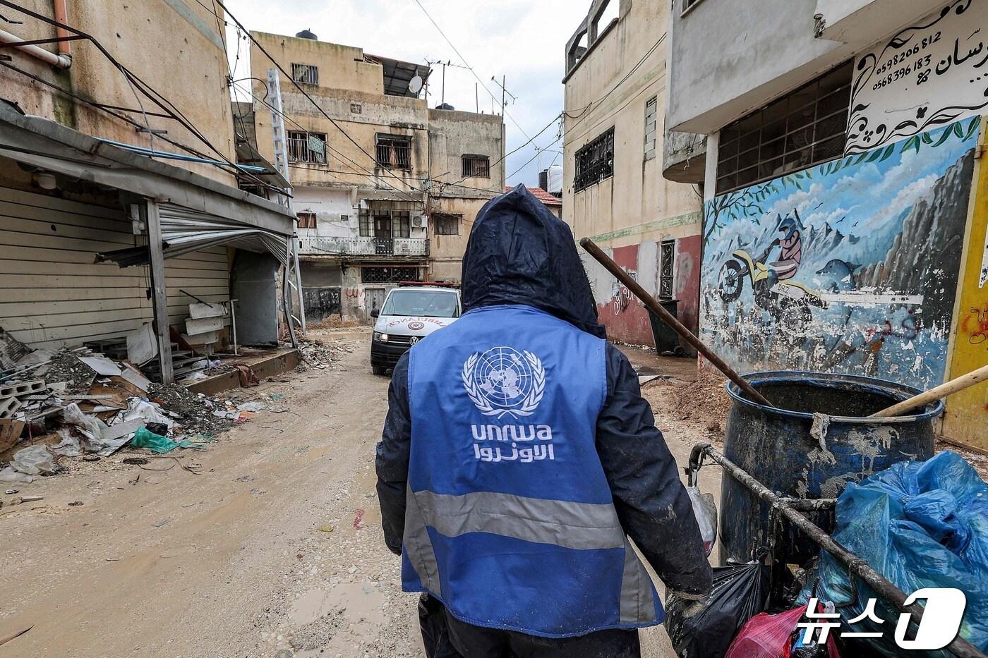 유엔 산하 팔레스타인난민기구&#40;UNRWA&#41; 직원 ⓒ AFP=뉴스1