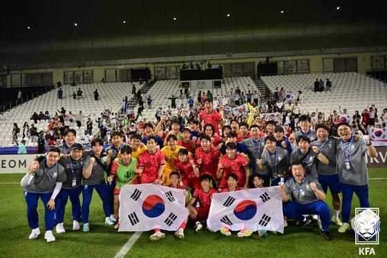 22일&#40;현지시간&#41; 카타르 도하 자심 빈 하마드 스타디움에서 열린 2024 아시아축구연맹&#40;AFC&#41; U23 아시안컵 B조 조별리그 최종전 한국과 일본의 경기 종료 후 조 1위를 확정지은 대한민국 대표팀이 태극기를 펼쳐 들고 기념 촬영을 하고 있다. &#40;축구협회 제공&#41; 2024.4.22/뉴스1 ⓒ News1 유승관 기자