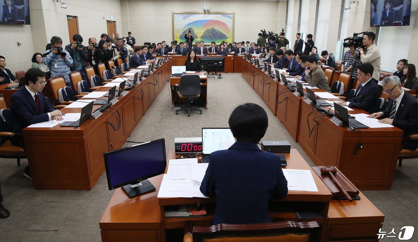 백혜련 국회 정무위원장이 지난달 23일 서울 여의도 국회에서 열린 정무위원회 전체회의를 주재하고 있다. 이날 야당 정무위 의원들은 가맹사업법&#40;가맹사업거래 공정화에 관한 법률&#41;과 민주유공자법&#40;민주유공자 예우에 관한 법률&#41;을 국회 본회의에 직회부하는 안을 단독으로 가결했다./뉴스1 ⓒ News1 임세영 기자