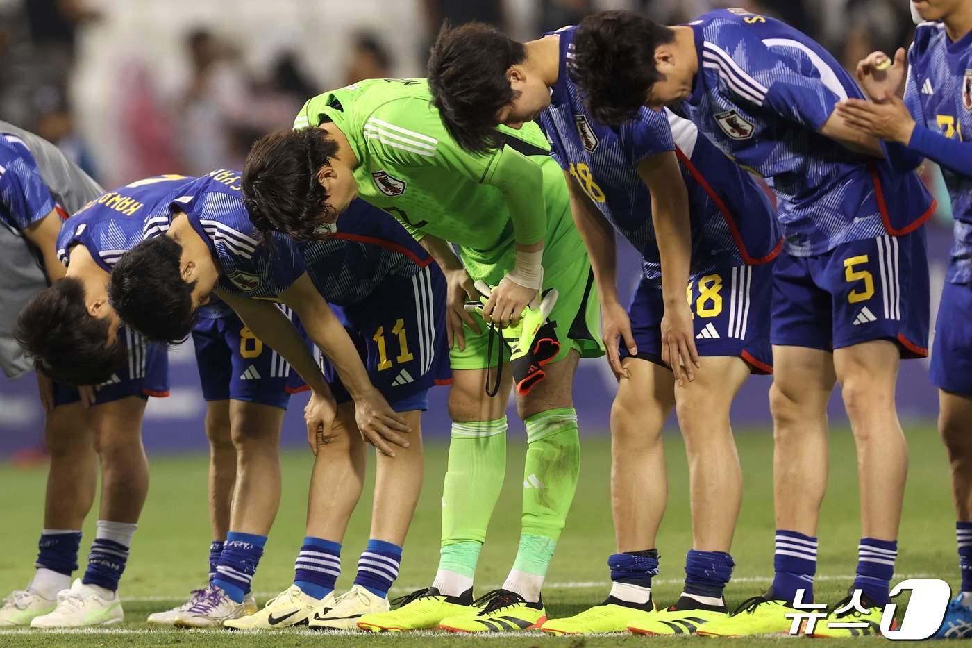 한국에 패한 뒤 고개 숙인 일본 선수들ⓒ AFP=뉴스1