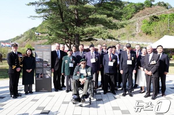 22일 파주 적성면 설마리전투 추모공원에서 열린 &#39;제73주년 설마리 임진강전투 추모식&#39;에 참석한 참전용사들과 유엔사령부, 관련국 대사관 관계자들. &#40;파주시 제공&#41;