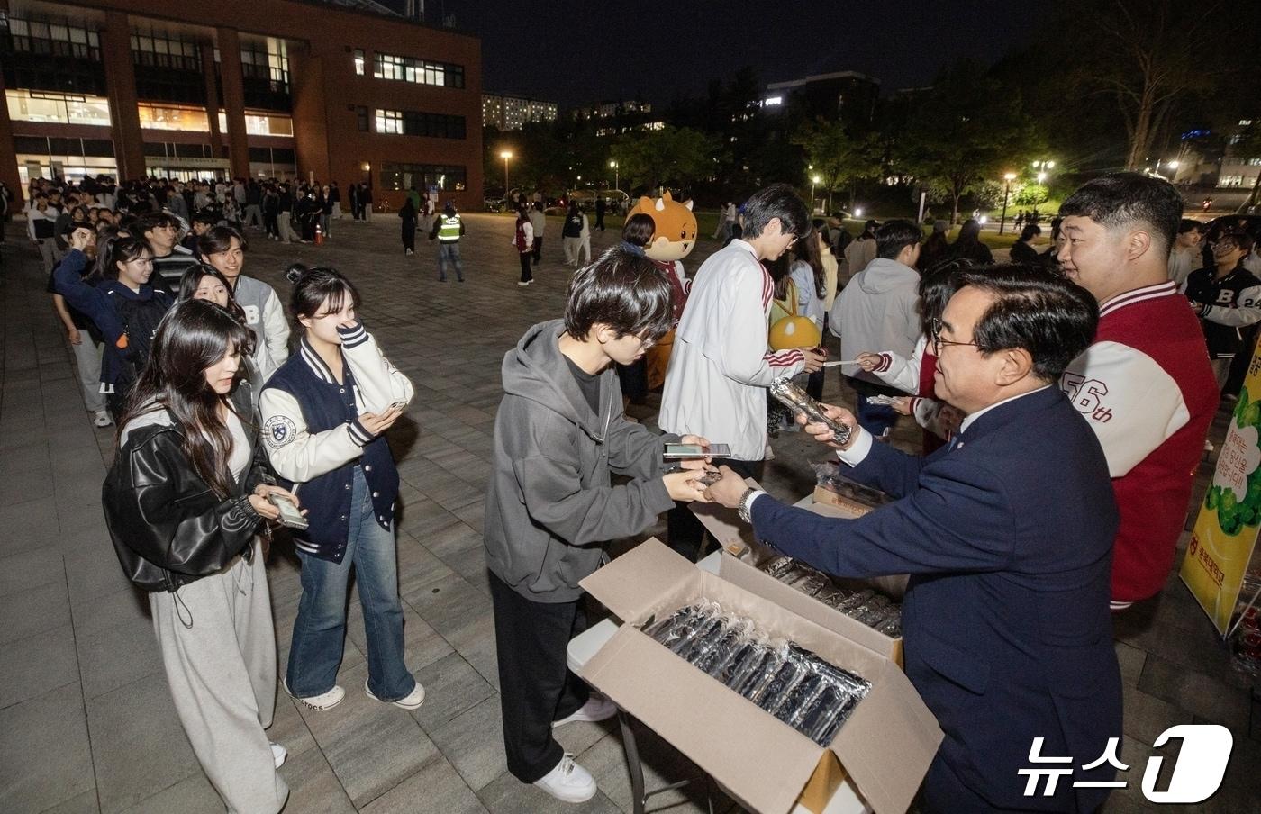 충북대학교 지난 22일 오후 8시부터 개신문화광장에서 1학기 중간고사를 준비하는 학생들을 응원하기 위해 &#39;열공 야식&#39; 이벤트를 진행했다.&#40;충북대 제공&#41;/뉴스1