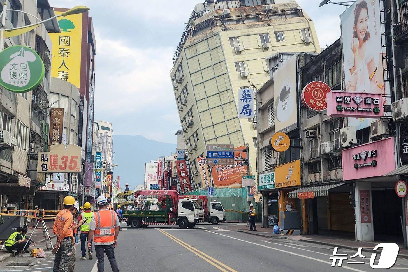 지난 3일 규모 7.2 강진으로 기울어진 대만 화롄의 한 호텔 건물이 23일 새벽에 발생한 여진에 더욱 기울어졌다. 소방구조 대원들이 안전을 위해 주변을 통제하고 있다. 2024.04.23 ⓒ AFP=뉴스1 ⓒ News1 정지윤 기자