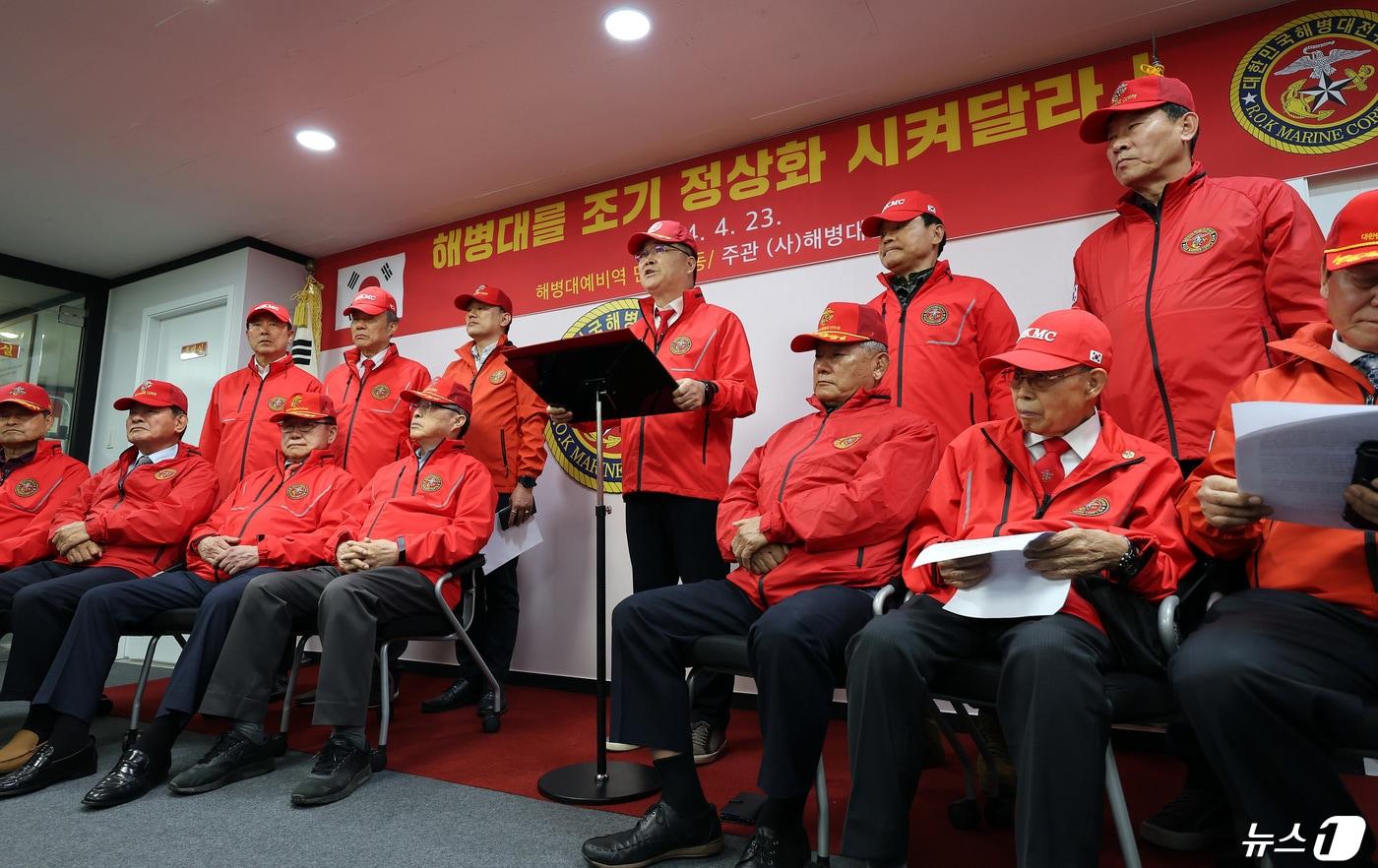 이상훈 해병대전우회 총재가 23일 서울 서초구 해병대전우회 중앙회에서 채상병 순직 사건과 관련 조속한 조사를 촉구하는 기자회견을 하고 있다. 2024.4.23/뉴스1 ⓒ News1 이동해 기자