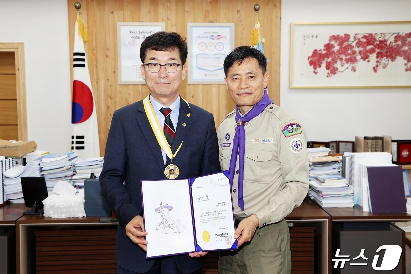 윤건영 충북도교육감이 23일 한국스카우트충북연맹으로부터 감사장을 받았다.&#40;충북교육청 제공&#41;/뉴스1