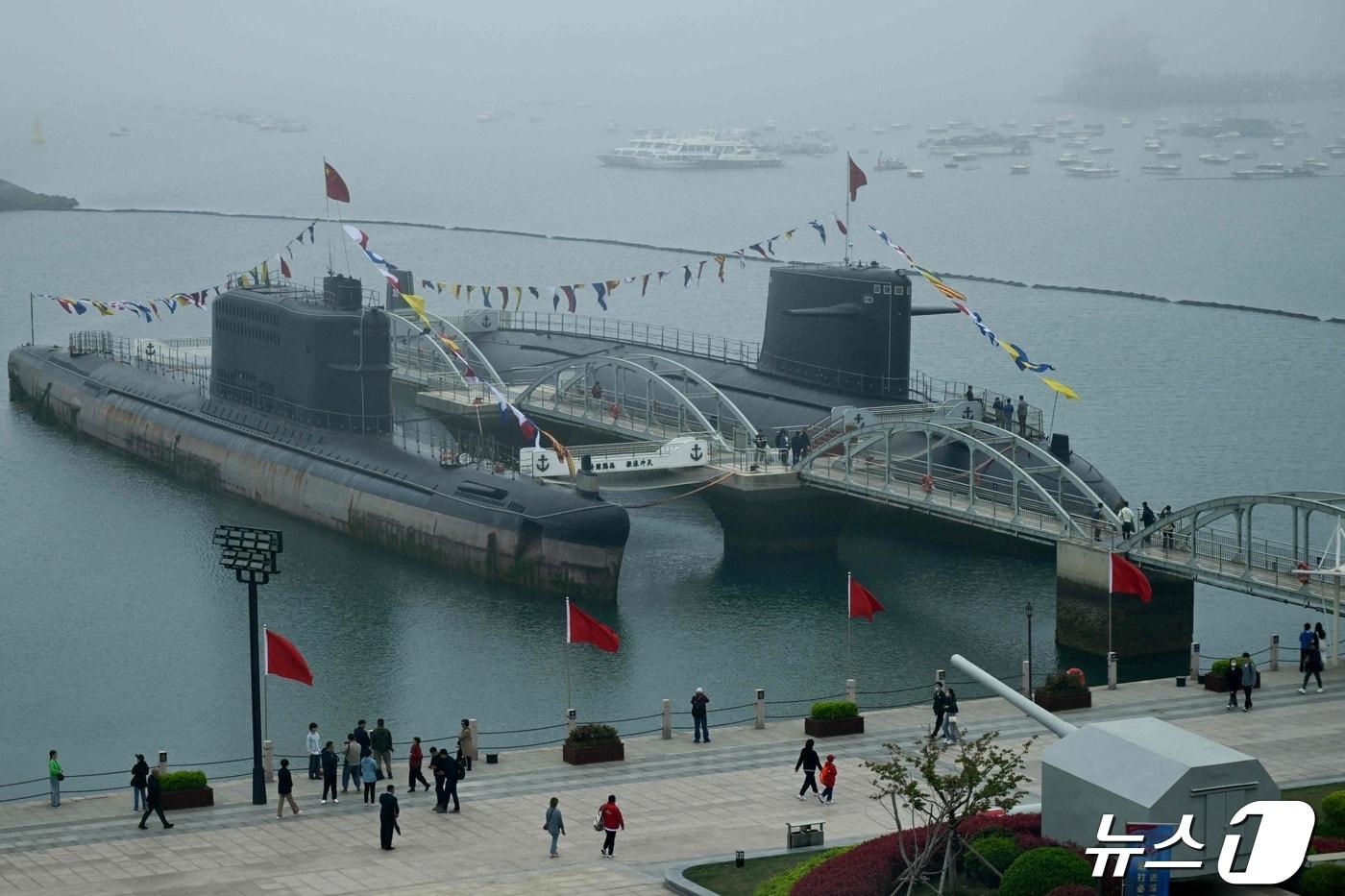 중국 인민해방군 해군이 23일 창립 75주년 미디어데이를 맞아 칭다오 해군박물관에 전시된 두척의 잠수함을 일반에 공개하고 있다. 사진은 기사 내용과 관련이 없음. 2024.04.23 ⓒ AFP=뉴스1 ⓒ News1 정지윤기자