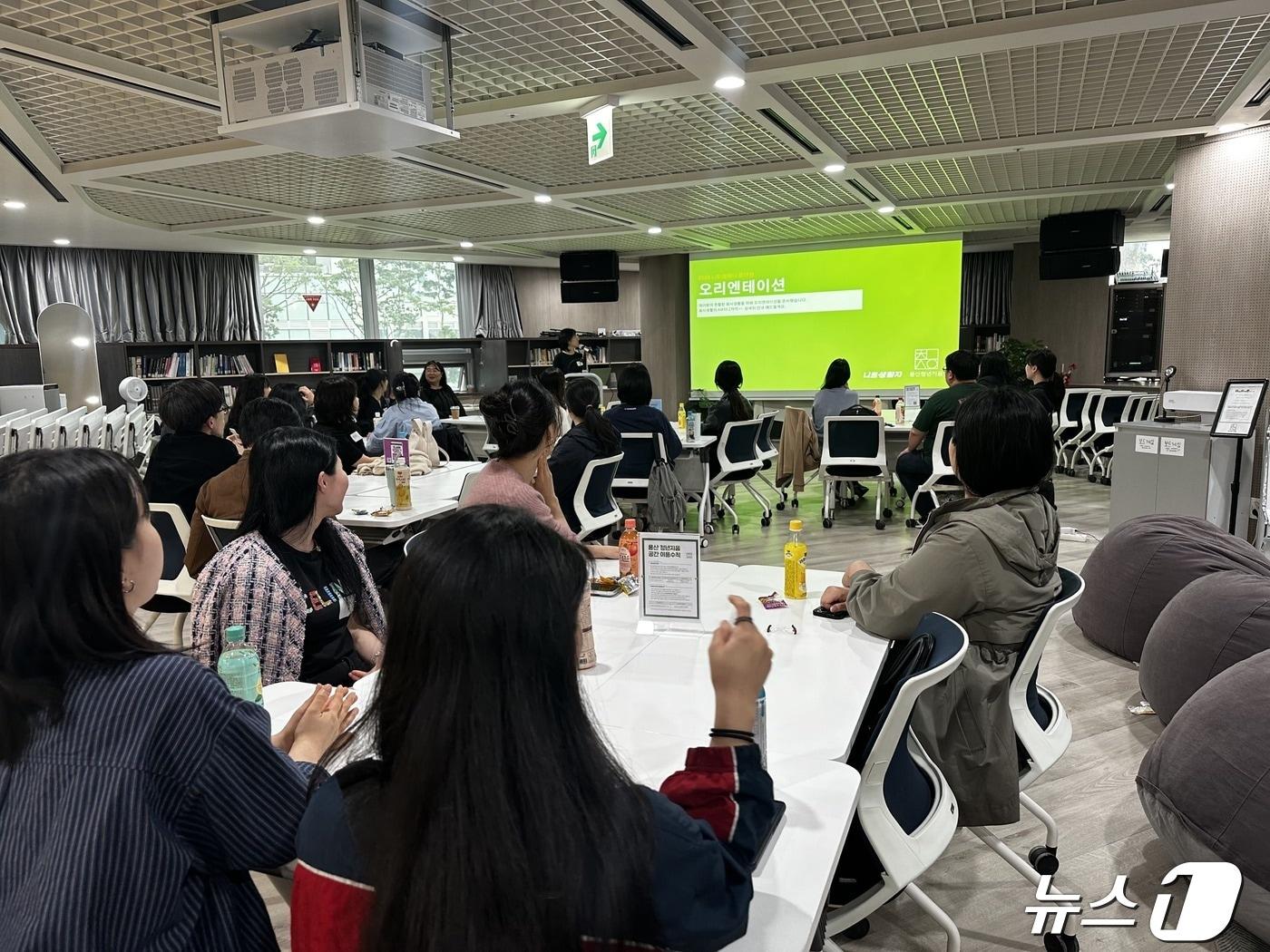 용산 청년들이 니트컴퍼니를 진행하는 모습. &#40;용산구 제공&#41;ⓒ 뉴스1