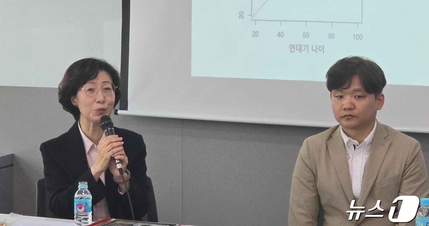 박현영 국립보건연구원 원장&#40;왼쪽&#41;과 김영진 유전체연구기술개발과 보건연구관이 &#39;노쇠도 질병이다&#39; 과학미디어아카데미에서 언론 질의에 답변하고 있다. 2024.04.23 ⓒ 뉴스1 김승준 기자