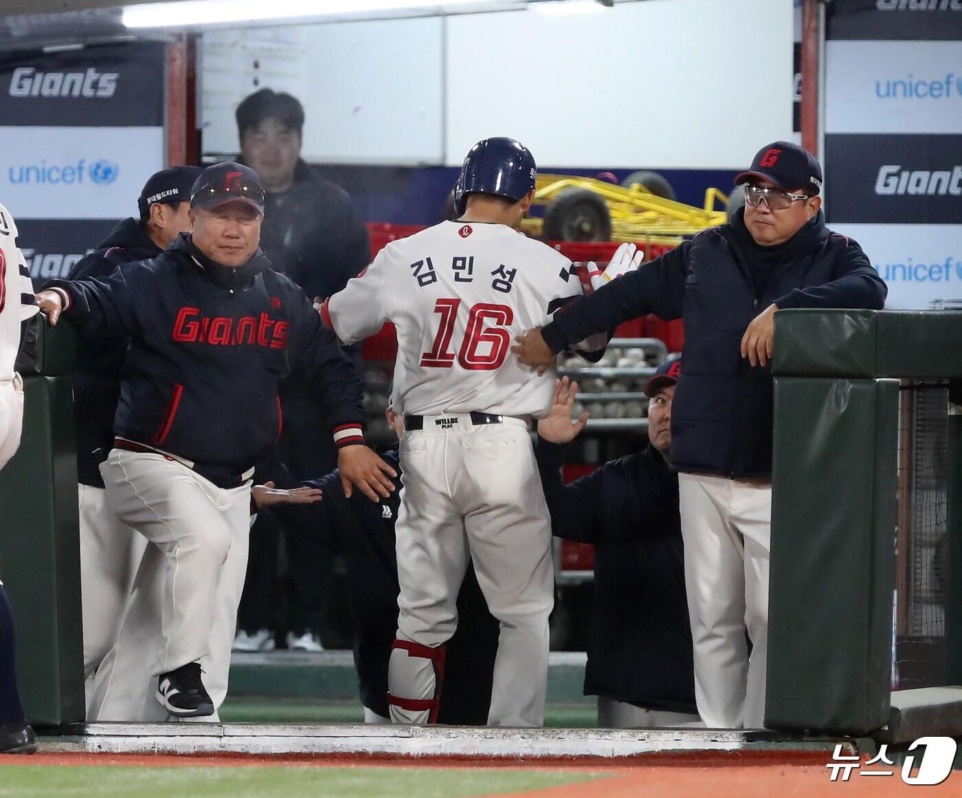 23일 오후 부산 사직야구장에서 열린 &#39;2024 신한 SOL 뱅크 KBO리그&#39; 롯데 자이언츠와 SSG 랜더스의 경기, 2회말 2사 주자 없는 상황 롯데 김민성이 솔로 홈런을 때린 뒤 더그아웃에서 김태형 감독에게 축하를 받고 있다. 2024.4.23/뉴스1 ⓒ News1 윤일지 기자