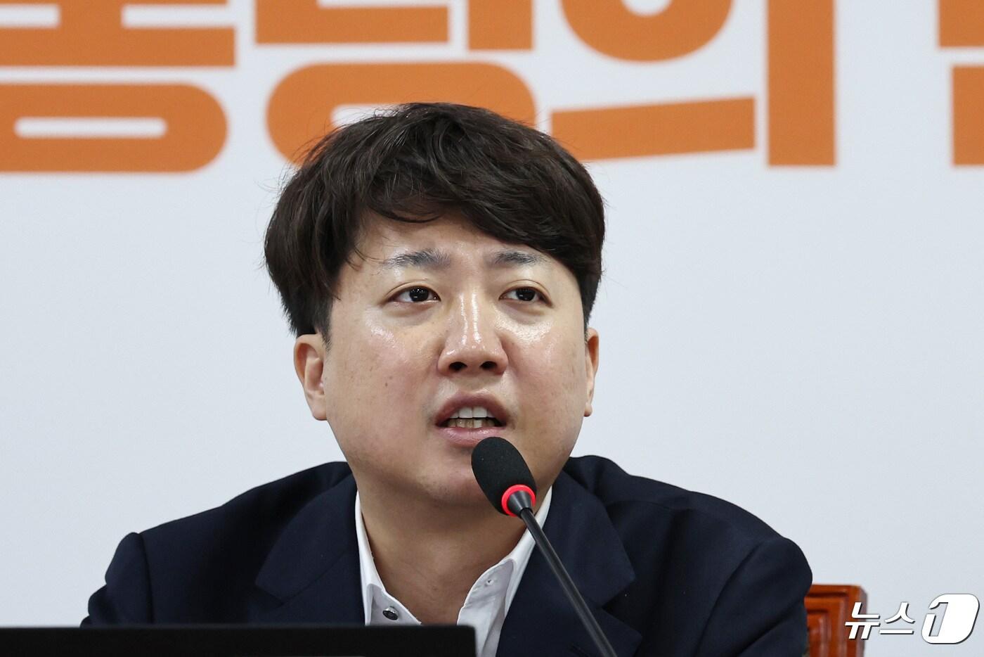 이준석 개혁신당 대표가 24일 오전 서울 여의도 국회에서 열린 최고위원회의에서 모두발언을 하고 있다. 2024.4.24/뉴스1 ⓒ News1 구윤성 기자