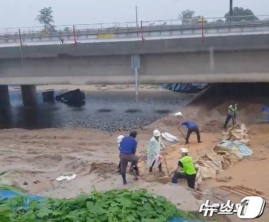 충북 청주 오송참사 직전 시공사와 감리사 관계자들이 미호천교 임시제방을 보강공사하는 모습. /뉴스1