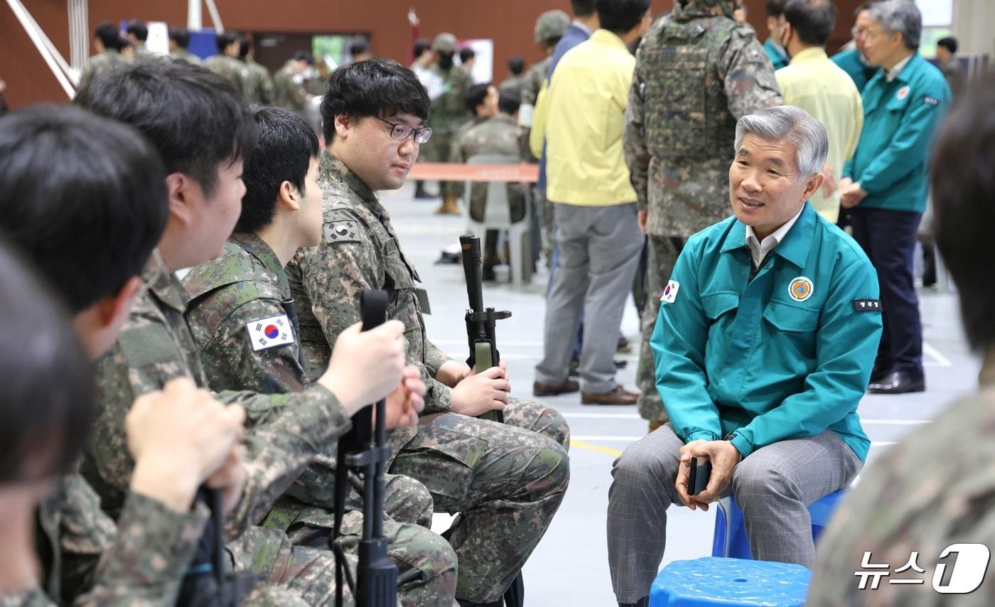 이기식 병무청장&#40;오른쪽 첫 번 째&#41;이 24일 육군 제56사단 공병대대를 방문, 서울지역 불시 병력동원소집훈련에 참여한 예비군들과 이야기를 나누고 있다. &#40;병무청 제공&#41; 2024.4.24/뉴스1