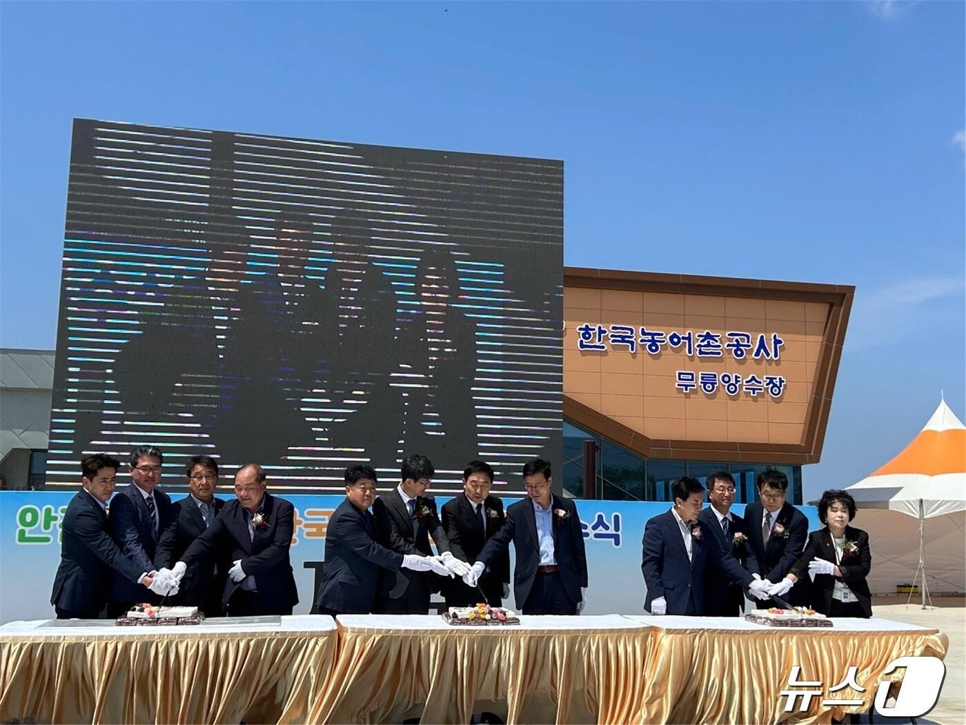 24일 오전 제주 서귀포시 대정읍 무릉저수지에서 열린 통수식.&#40;한국농어촌공사 제주지역본부 제공&#41;