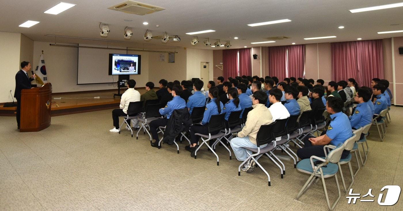 서해해경청에서 23일 완도해경서를 방문해 신임 공무원을 대상으로 교육하고 있다.&#40;서해해경 제공&#41; 2024.4.24/뉴스1