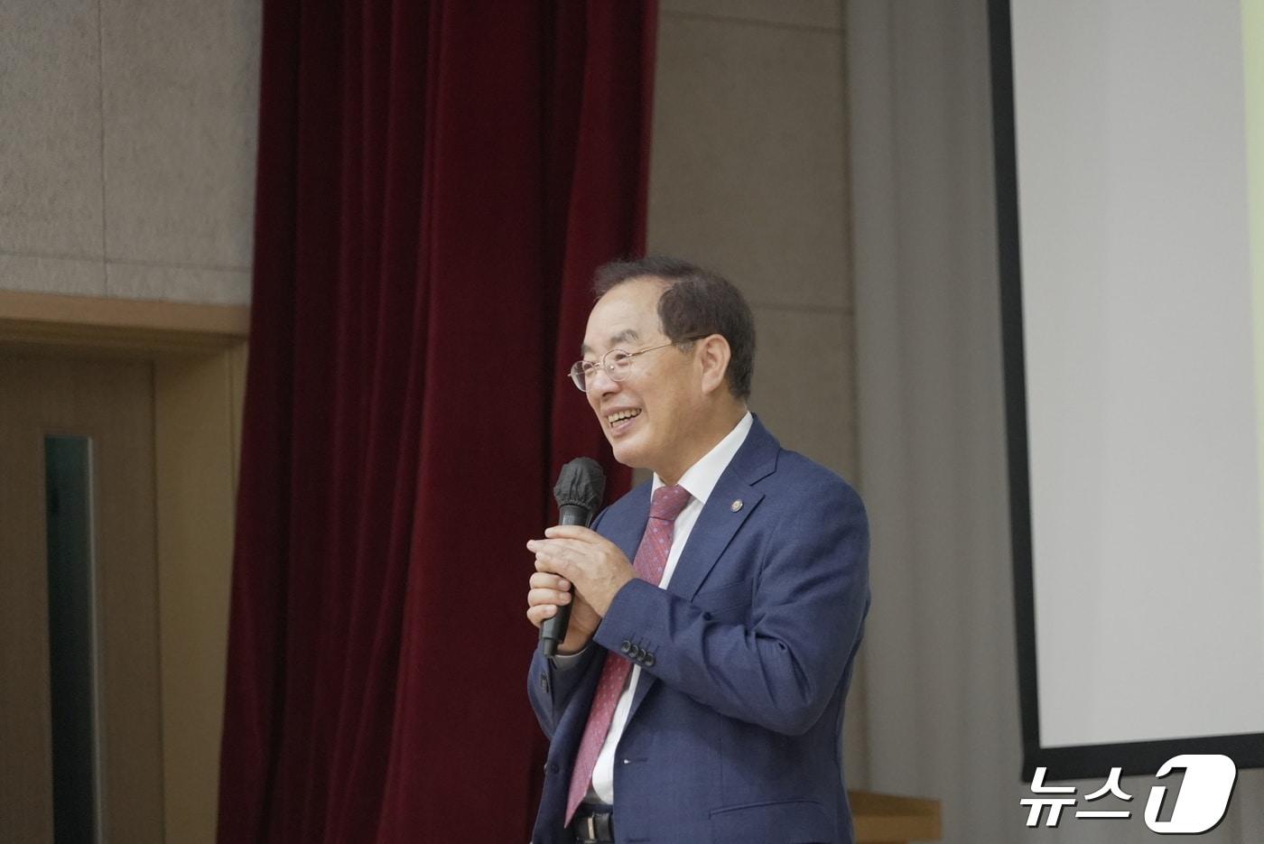 하윤수 부산시교육감은 24일 사하구청 제2청사 5층 대강당에서 열린 &#39;2024학년도 자유학기제 학부모 연수&#39; 현장을 방문해 발언하고 있다.&#40;부산시교육청 제공&#41; 