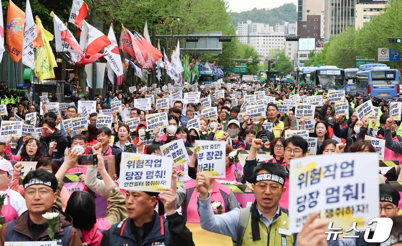 민주노총 조합원들이 24일 서울 종로구 세종대로사거리 인근에서 열린 안전한 사회를 쟁취하기 위한 민주노총 결의대회에서 구호를 외치며 행진하고 있다. 2024.4.24/뉴스1 ⓒ News1 김도우 기자