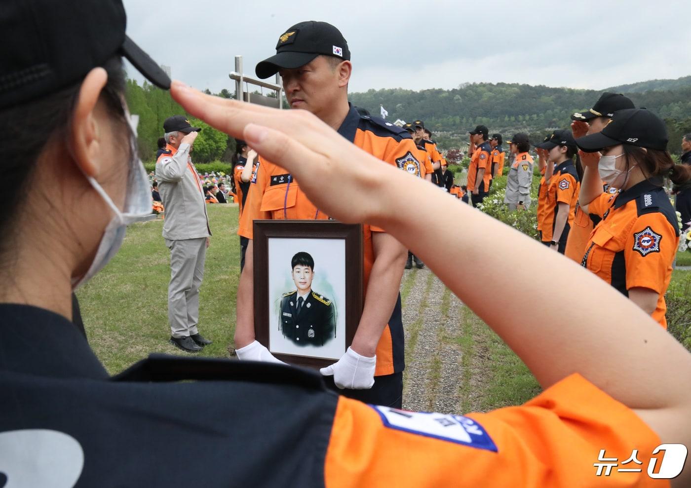 4월 대전 유성구 국립대전현충원 소방공무원묘역에서 제3회 순직소방공무원 합동안장식이 거행되고 있다. ⓒ News1 김기태 기자