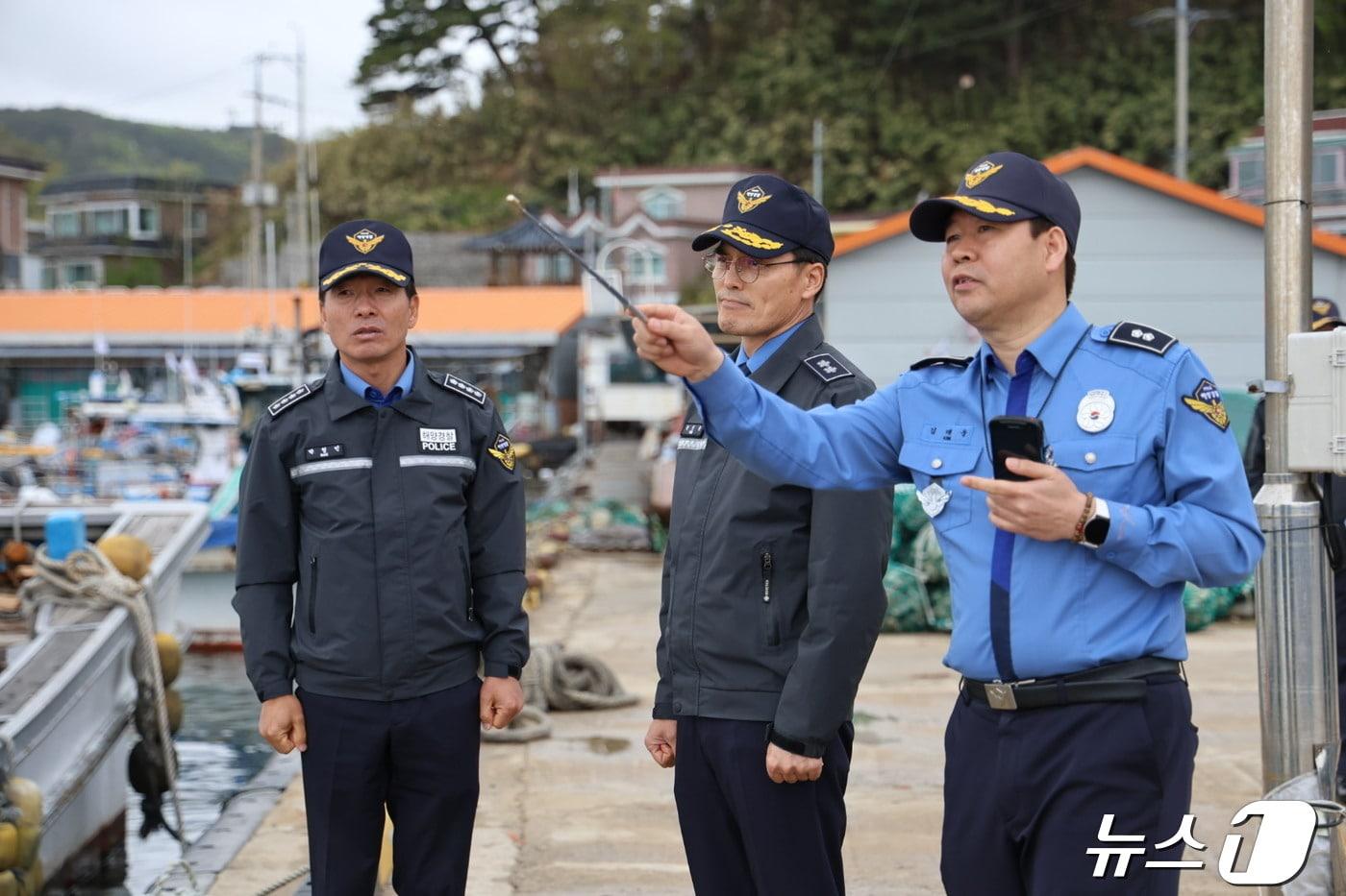 강원 고성 대진항에서 접경지 치안현장 점검하는 김성종 동해해경청장.&#40;동해해경청 제공&#41; 2024.4.24/뉴스1