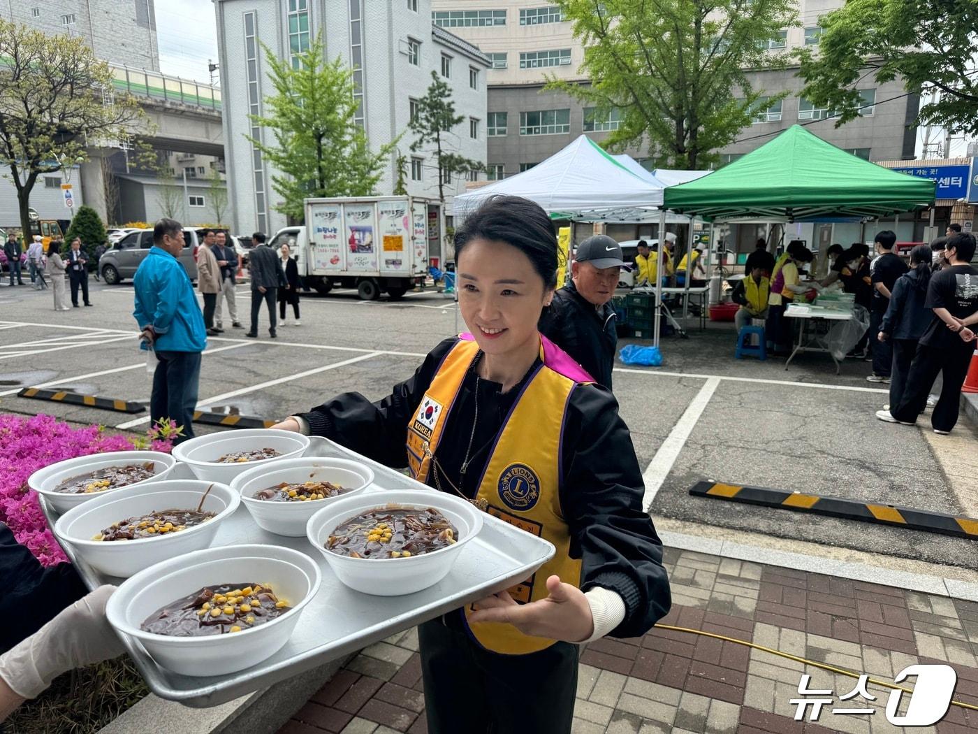 경기 동두천시 무궁화라이온스클럽이 노인복지관 노인 800명에게 짜장면을 나누는 모습.