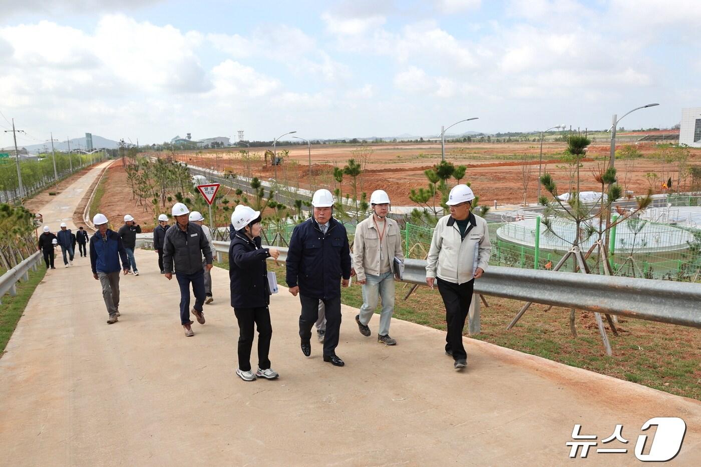 김산 무안군수가 조성된 무안항공특화산업단지 일대를 점검하고 있다. &#40;무안군 제공&#41;/뉴스1 