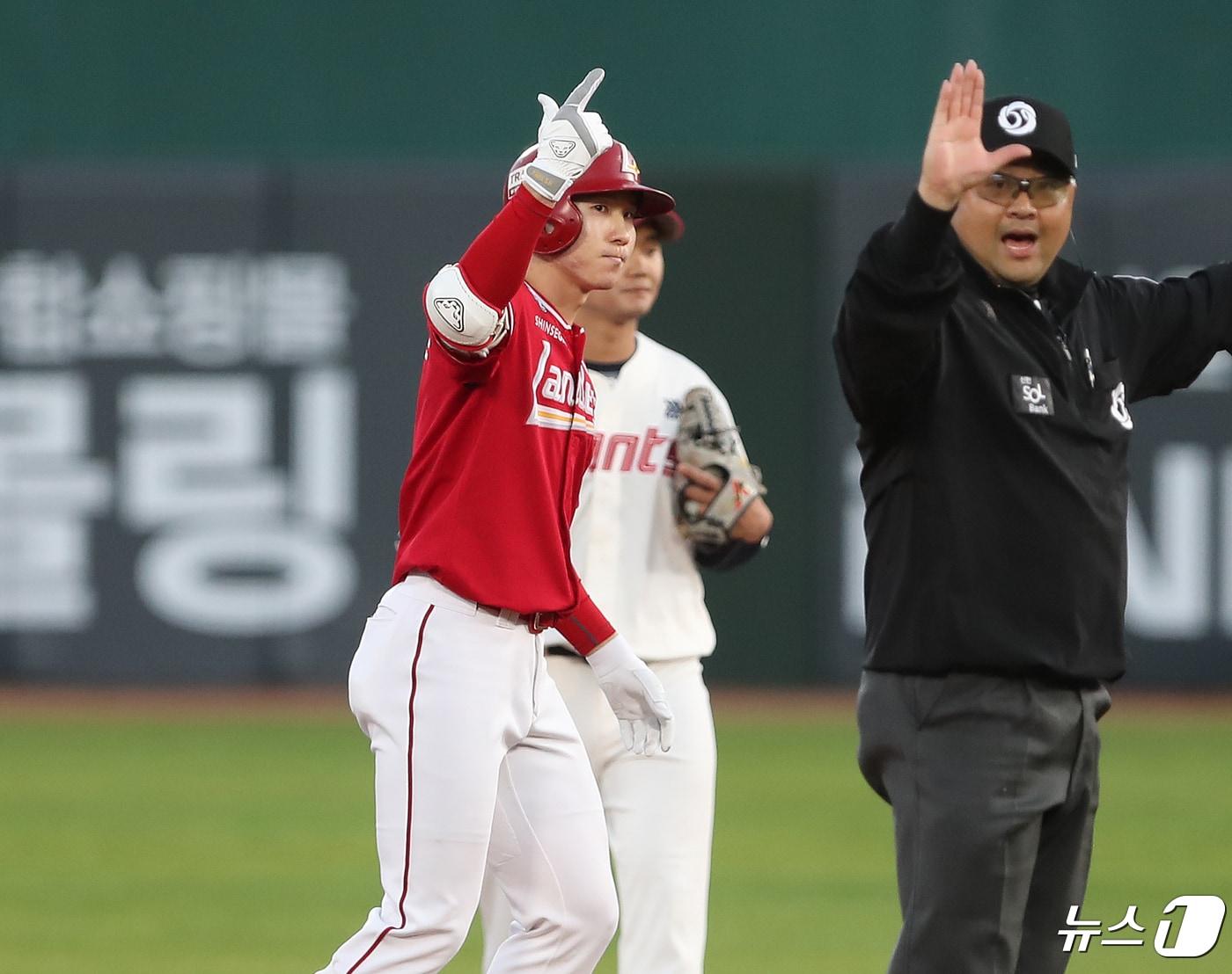 24일 오후 부산 사직야구장에서 열린 &#39;2024 신한 SOL 뱅크 KBO리그&#39; 롯데 자이언츠와 SSG 랜더스의 경기, 2회초 무사 주자 1루 상황 SSG 박성한이 2루타를 친 뒤 기뻐하고 있다. 2024.4.24/뉴스1 ⓒ News1 윤일지 기자