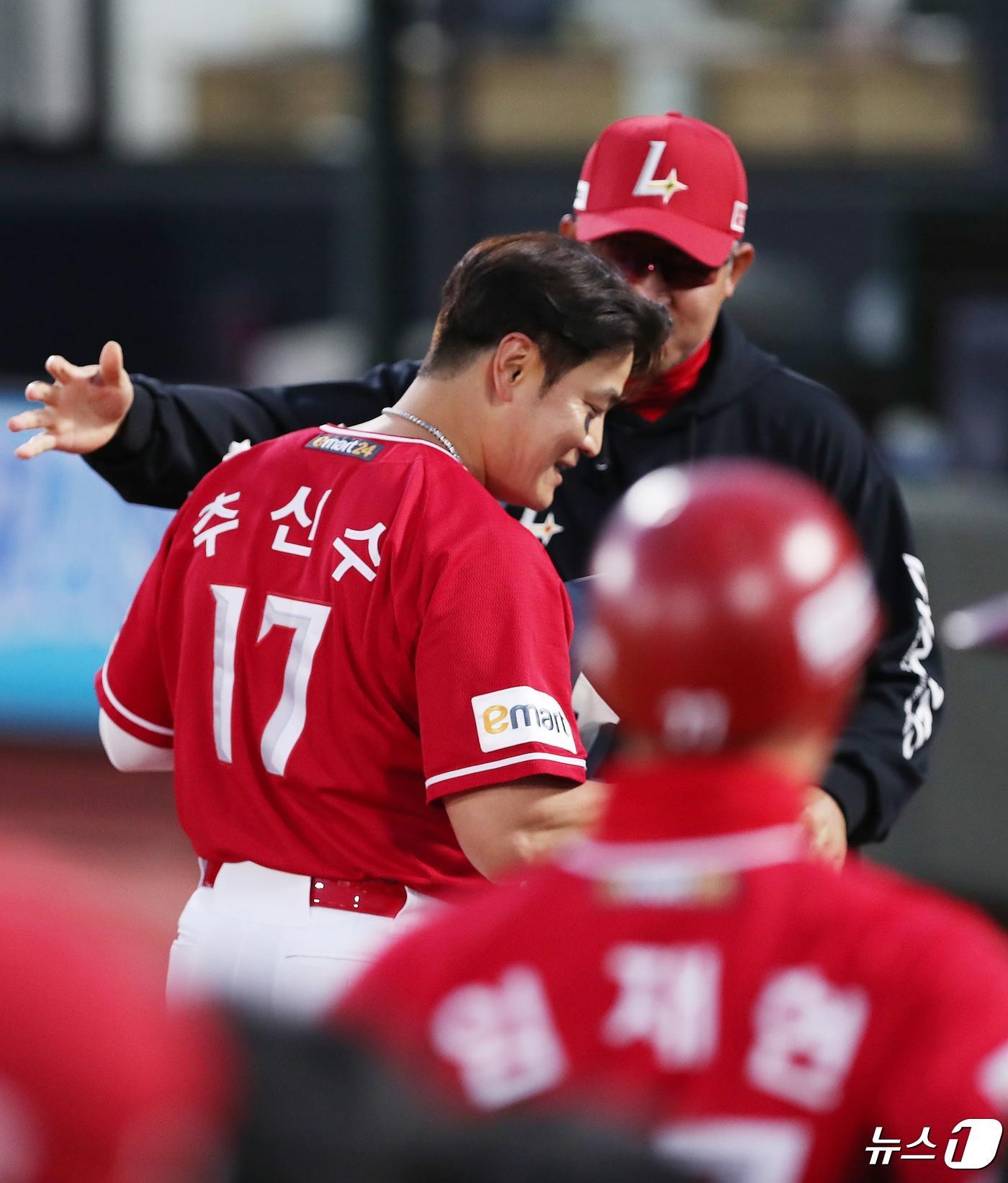 24일 오후 부산 사직야구장에서 열린 &#39;2024 신한 SOL 뱅크 KBO리그&#39; 롯데 자이언츠와 SSG 랜더스의 경기, 2회말 SSG 추신수가 한미 2000안타 기록을 달성한 후 이숭용 감독에게 축하를 받고 있다. 2024.4.24/뉴스1 ⓒ News1 윤일지 기자