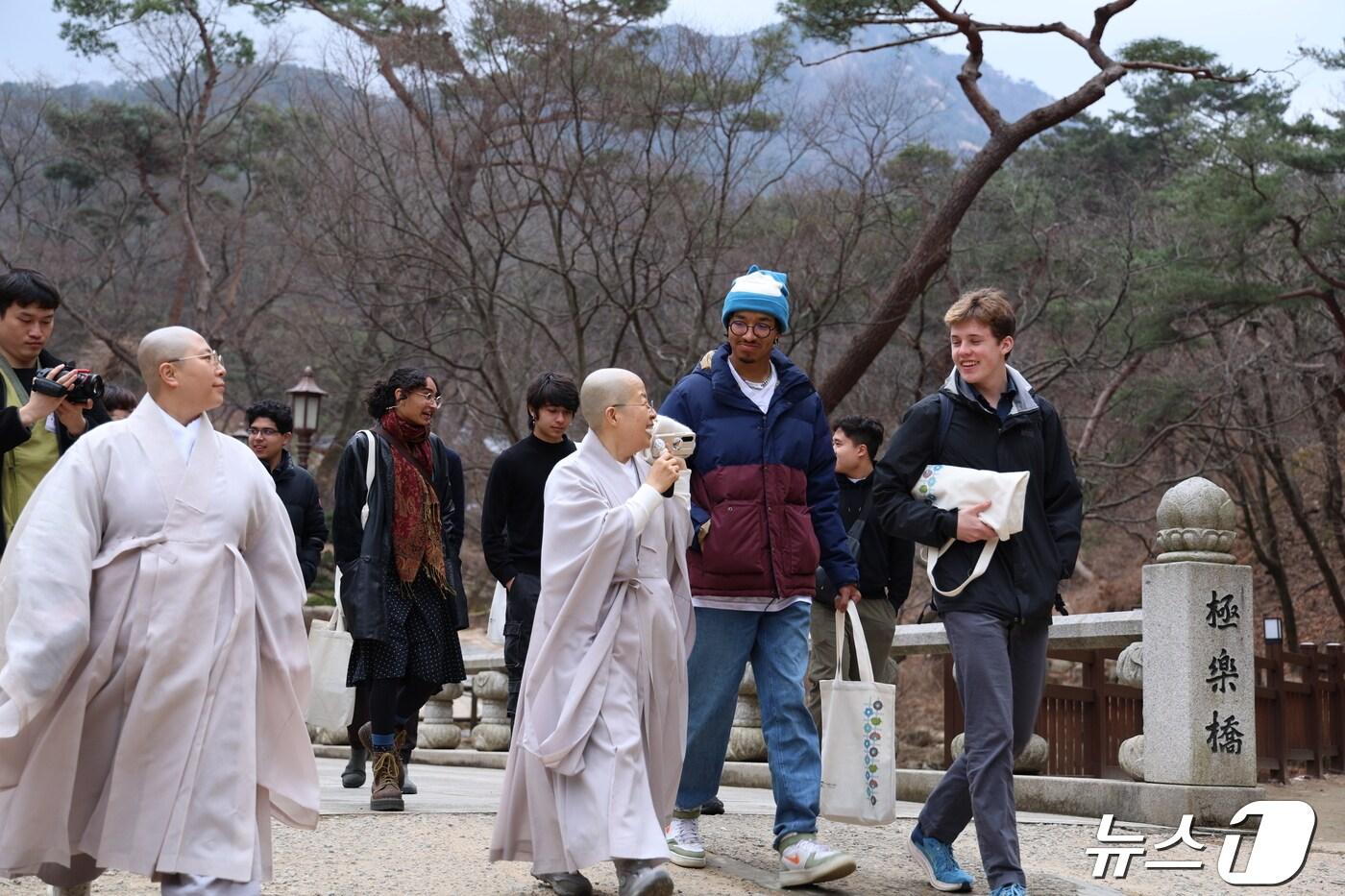 지난달 하버드 오케스트라단원이 진관사에서 사찰음식과 명상체험을 체험한 교육여행&#40;문체부 제공&#41;