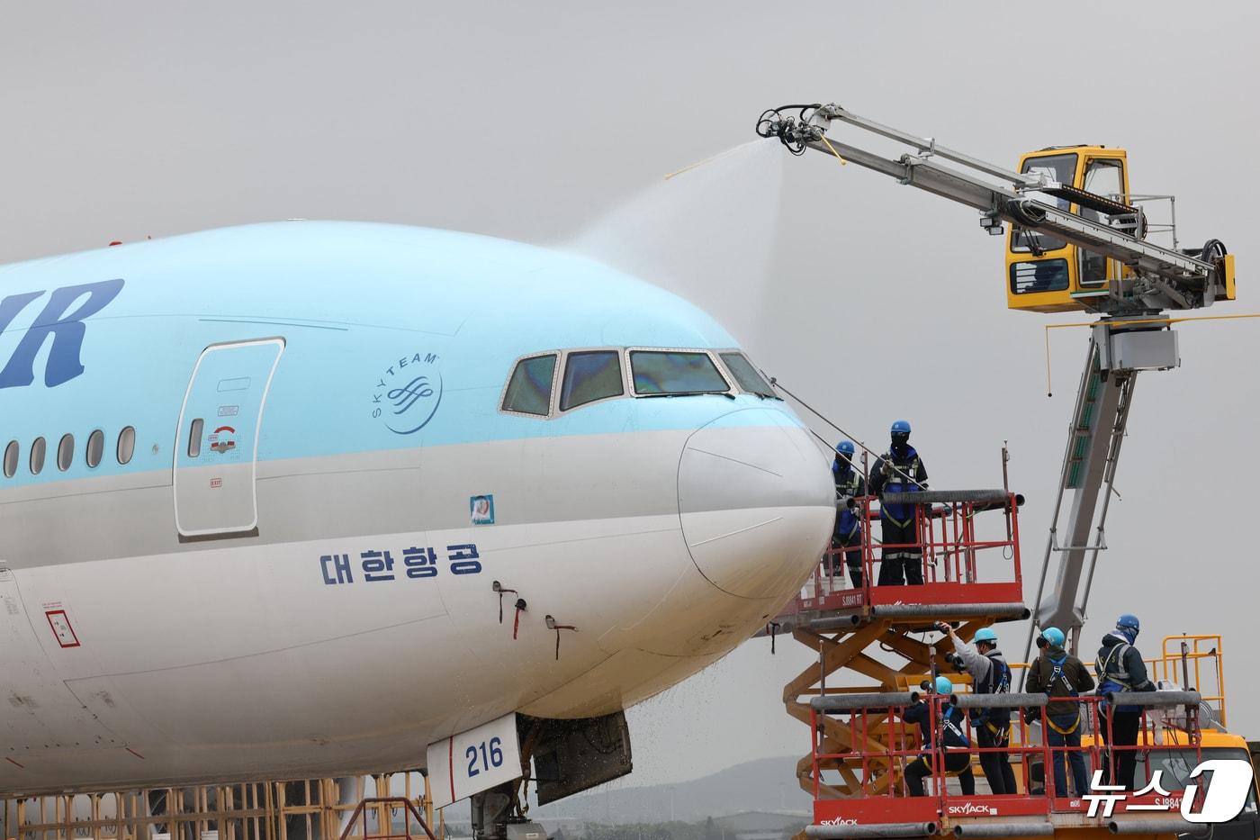 25일 오전 인천 중구 인천국제공항 대한항공 격납고에서 직원들이 봄을 맞아 항공기 동체 세척을 하고 있다. &#40;공동취재&#41; 2024.4.25/뉴스1 ⓒ News1 장수영 기자