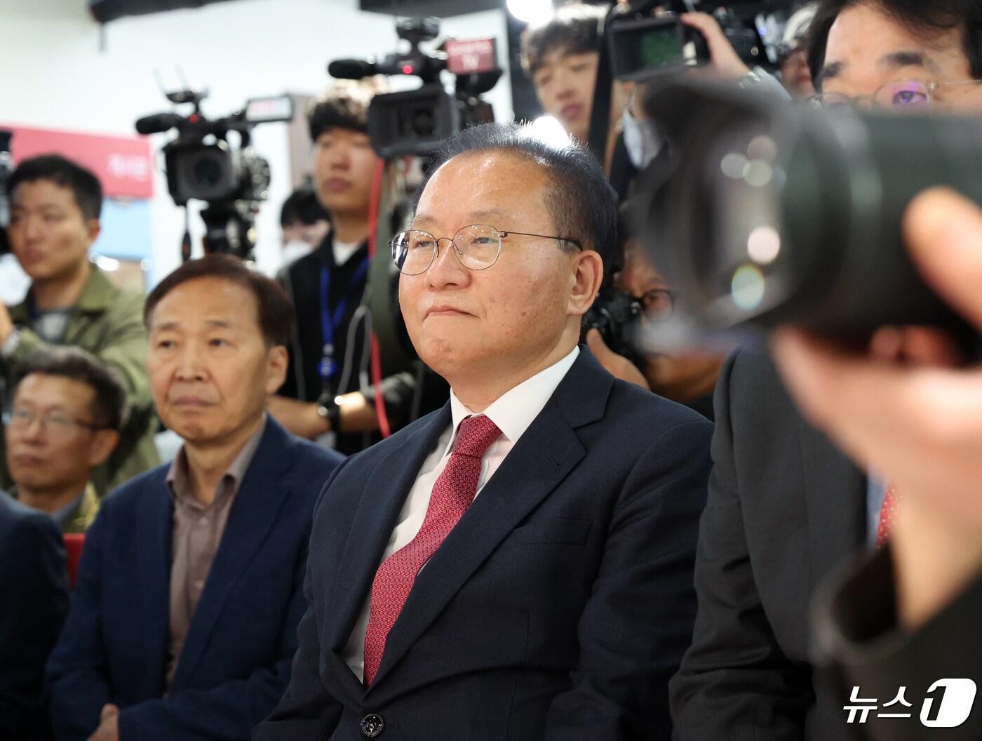 윤재옥 국민의힘 대표 권한대행이 서울 여의도 중앙당사에서 여의도연구원 주최로 열린 &#39;제22대 총선이 남긴 과제틀&#39; 토론회에서 토론자의 발언을 듣고 있다. 2024.4.25/뉴스1 ⓒ News1 ,송원영 기자