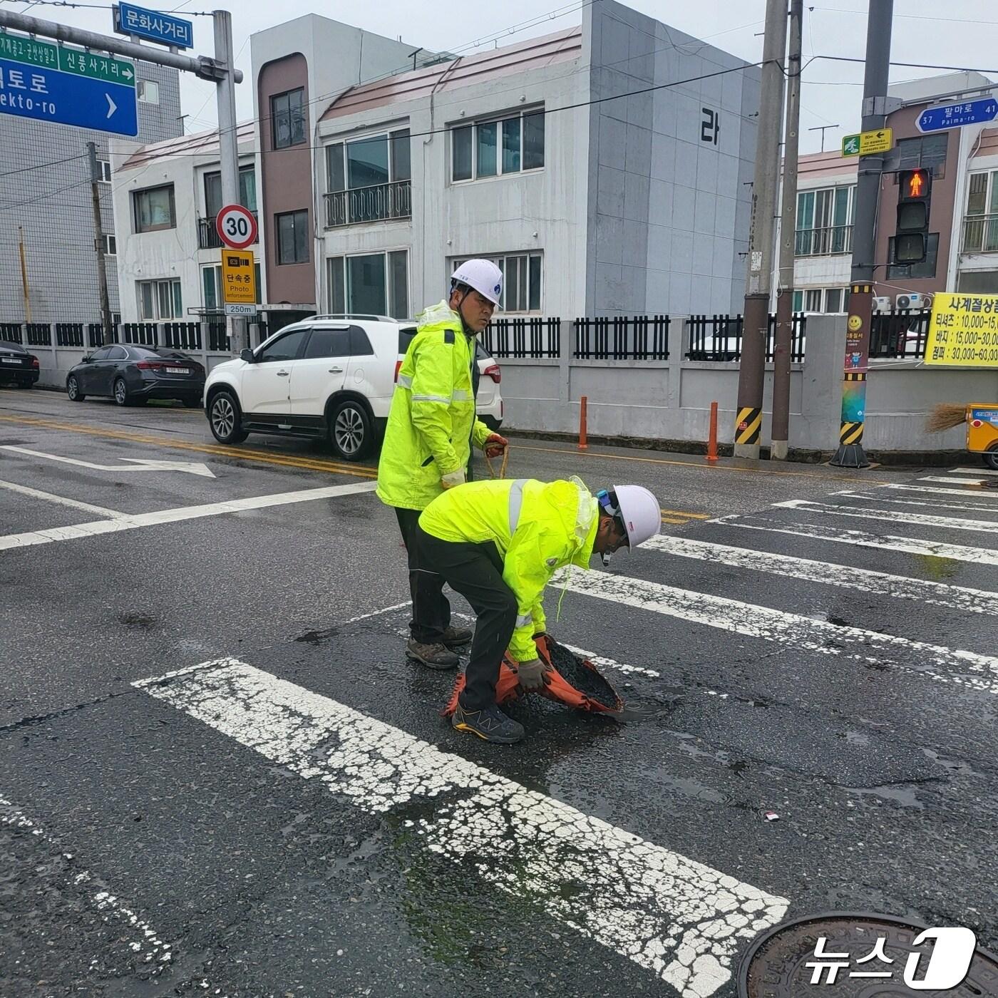 군산시가 도로파손에 따른 민원해소를 위해 즉시처리반을 운영한다.&#40;군산시 제공&#41; 2024.4.25/뉴스1