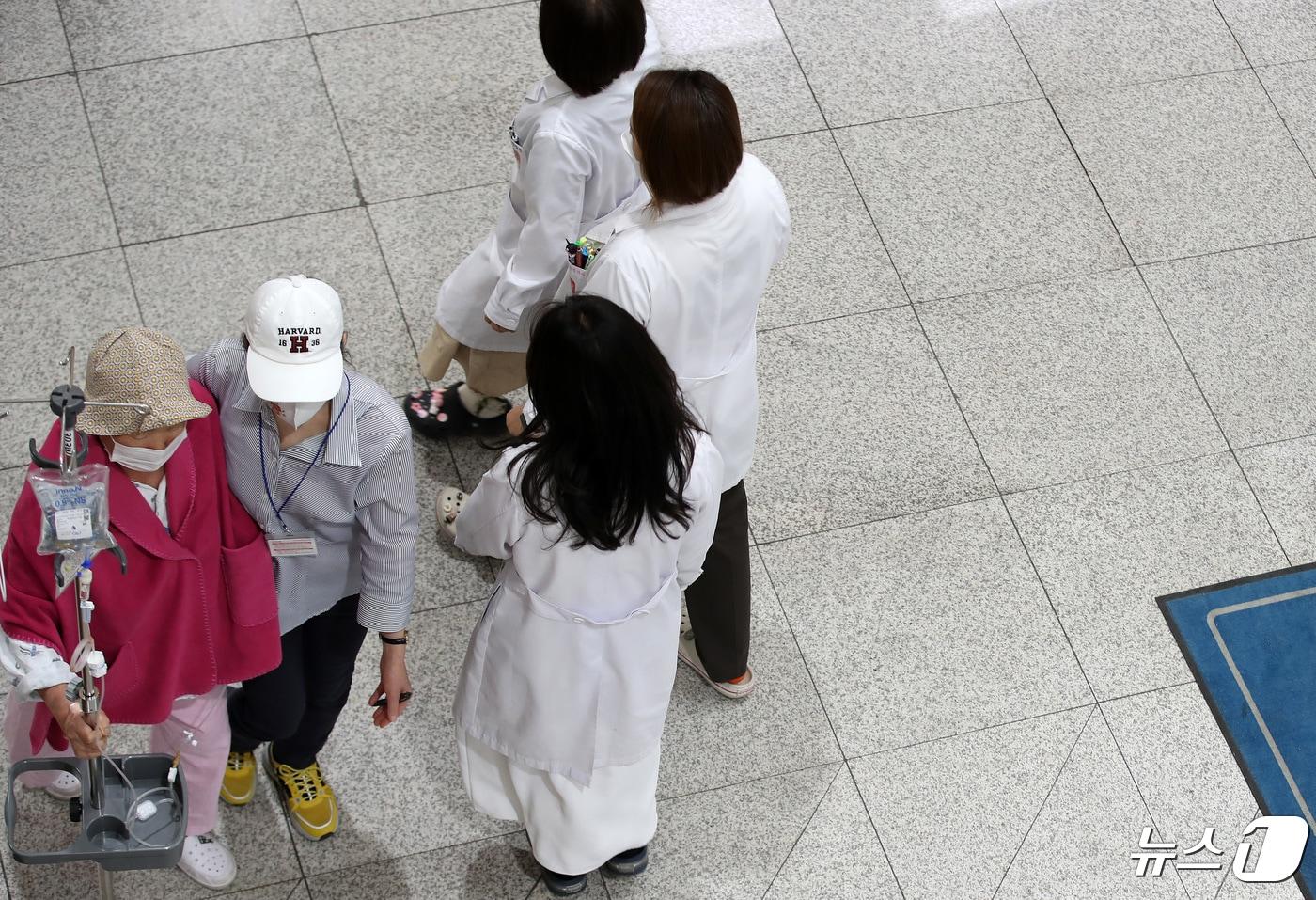 의대 증원 등 정부의 의료개혁에 반발하는 전국 의과대학 교수들이 제출한 사직서의 효력이 발생한 25일 대구의 한 대학병원에서 의료진이 환자와 보호자 곁을 지나고 있다. 2024.4.25/뉴스1 ⓒ News1 공정식 기자