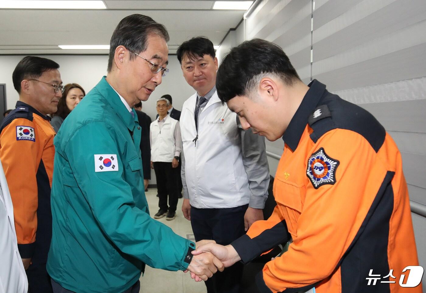 한덕수 국무총리가 25일 대전 서구에 위치한 충청권 광역응급의료상황실을 방문해 관계자들을 격려하고 있다. 2024.4.25/뉴스1 ⓒ News1 김기태 기자