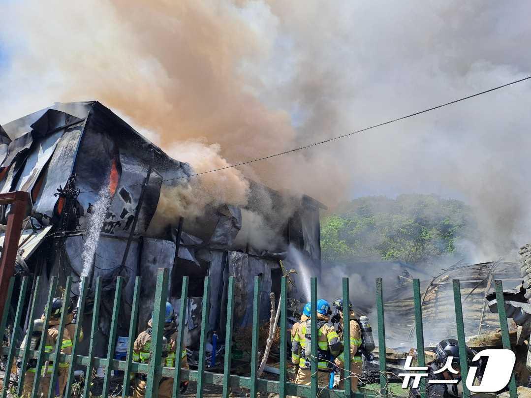 춘천 동내면 신촌리 화재 현장.&#40;강원도소방본부 제공&#41;