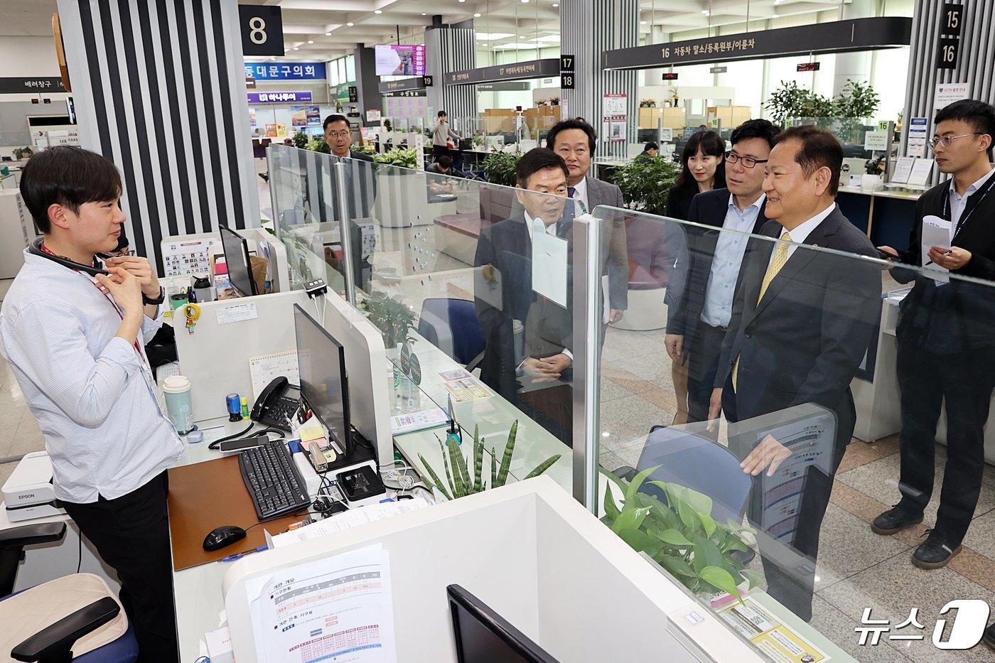 이상민 행정안전부 장관이 서울 동대문구청 종합민원실을 방문, 민원처리 현황 및 민원공무원 안전가림막 설치 등 보호 조치 현장을 확인하고 있다. &#40;행정안전부 제공&#41; 2024.4.25/뉴스1