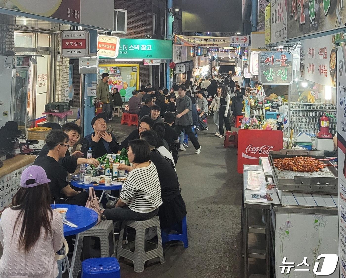 4월12일 문을 연 춘천 후평어울야시장에 수많은 인파가 몰렸다.&#40;독자제공&#41;/뉴스1