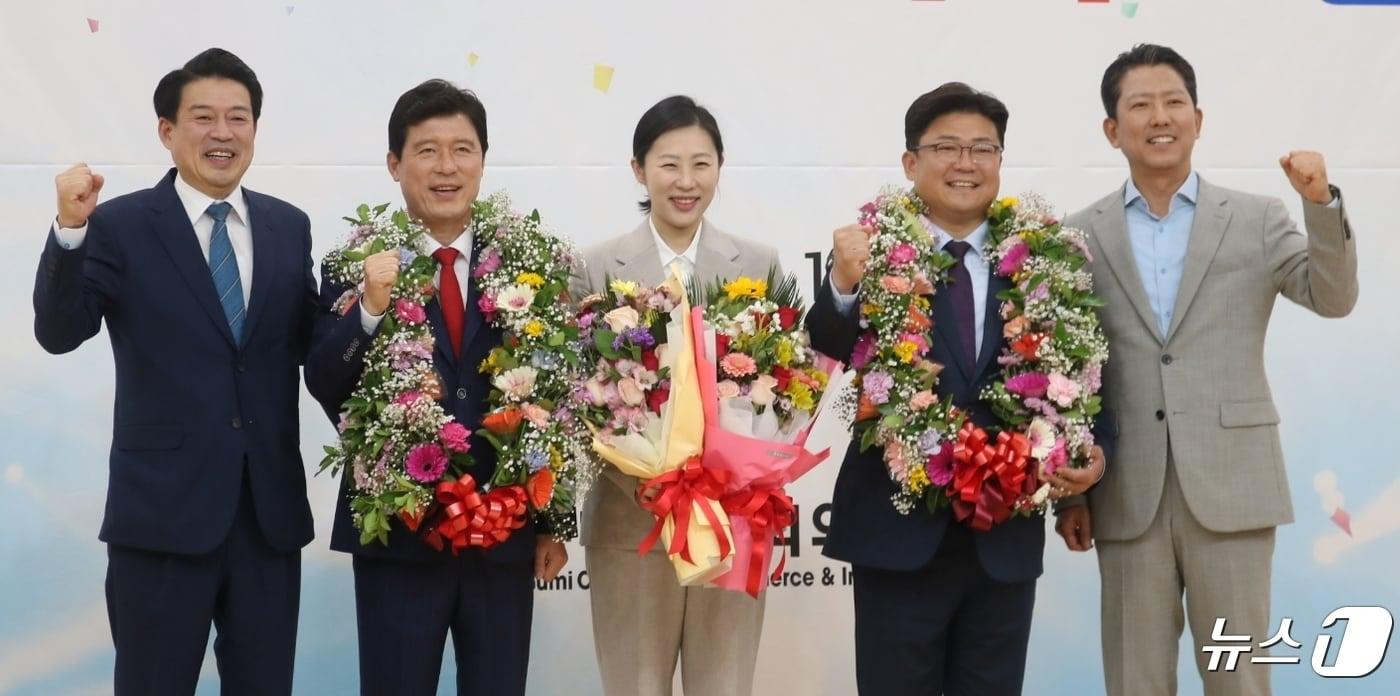 경북 구미상공회의소가 주최한 제22대 국회의원 당선인 축하회에서 윤재호 구미상의 회장&#40;왼쪽부터&#41;, 구자근 당선인, 강명구 당선인 부인 오미지씨, 강명구 당선인, 김장호 구미시장이 화이팅을 외치고 있다. &#40;구미상의 제공&#41; 2024.4.25/뉴스1 ⓒ News1 정우용 기자