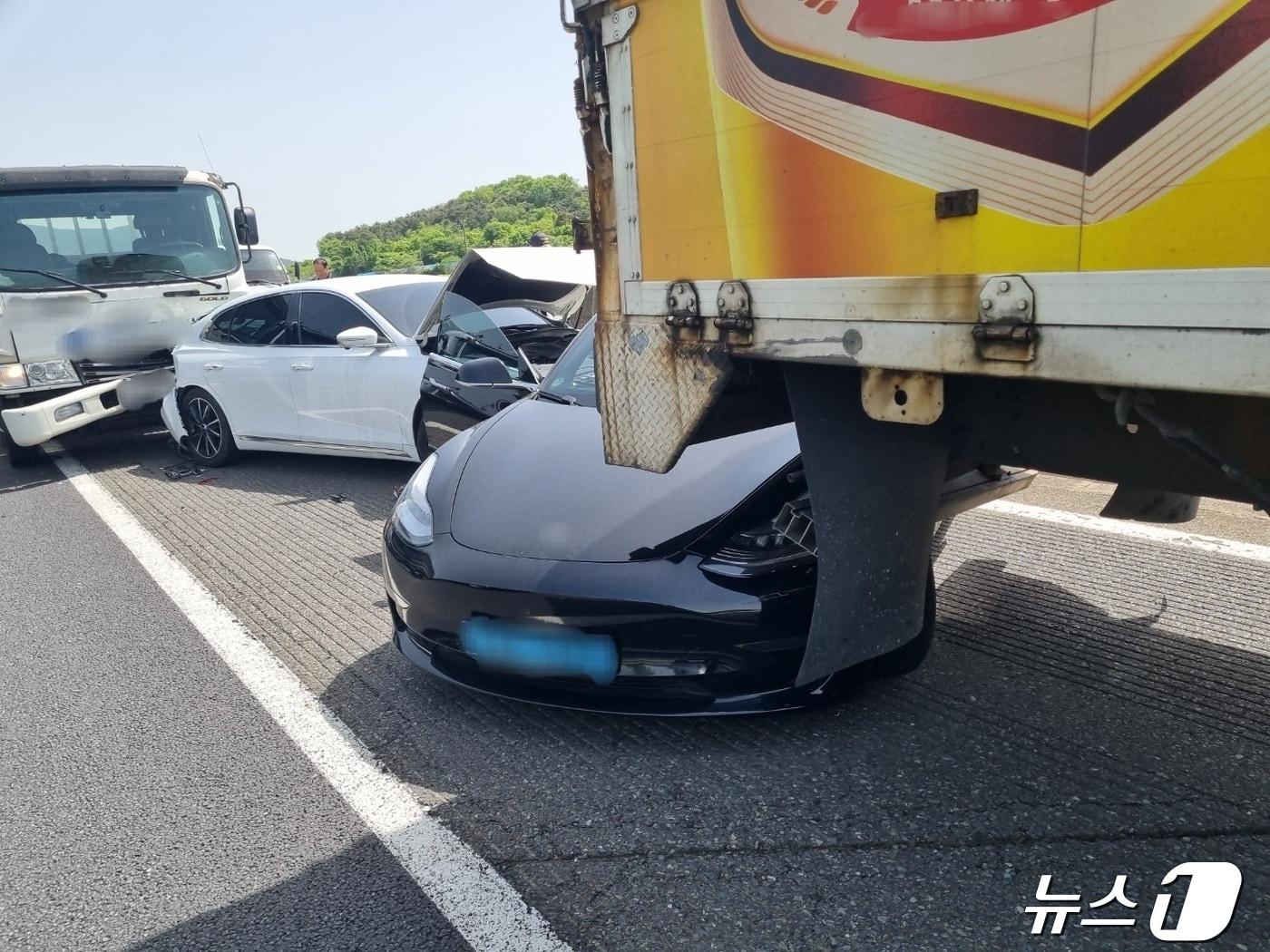 25일 오후 2시5분쯤 경남 창녕군 중부내륙고속도로 35.2km 지점에서 6중 추돌사고가 발생했다. 사진은 사고 현장모습&#40;독자제공&#41;