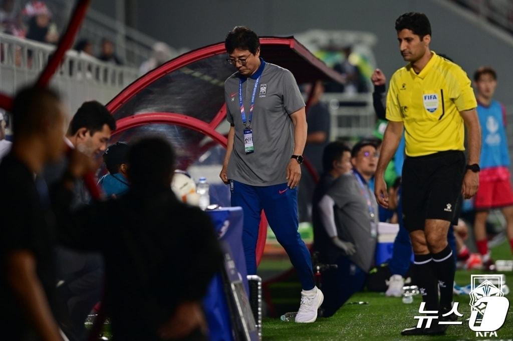 황선홍 U-23 대한민국 축구 국가대표팀 감독이 25일&#40;현지시간&#41; 카타르 도하 압둘라 빈 칼리파 스타디움에서 열린 2024 아시아축구연맹&#40;AFC&#41; U-23 아시안컵 8강전 대한민국과 인도네시아의 경기를 마친 후 경기장을 나서고 있다. &#40;대한축구협회 제공&#41; 2024.4.26/뉴스1