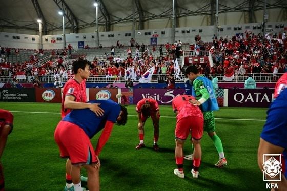 U-23 대한민국 축구 국가대표팀 선수들이 25일&#40;현지시간&#41; 카타르 도하 압둘라 빈 칼리파 스타디움에서 열린 2024 아시아축구연맹&#40;AFC&#41; U-23 아시안컵 8강전 대한민국과 인도네시아의 경기에서 패배를 거둔 후 아쉬워하고 있다. &#40;대한축구협회 제공&#41; 2024.4.26/뉴스1