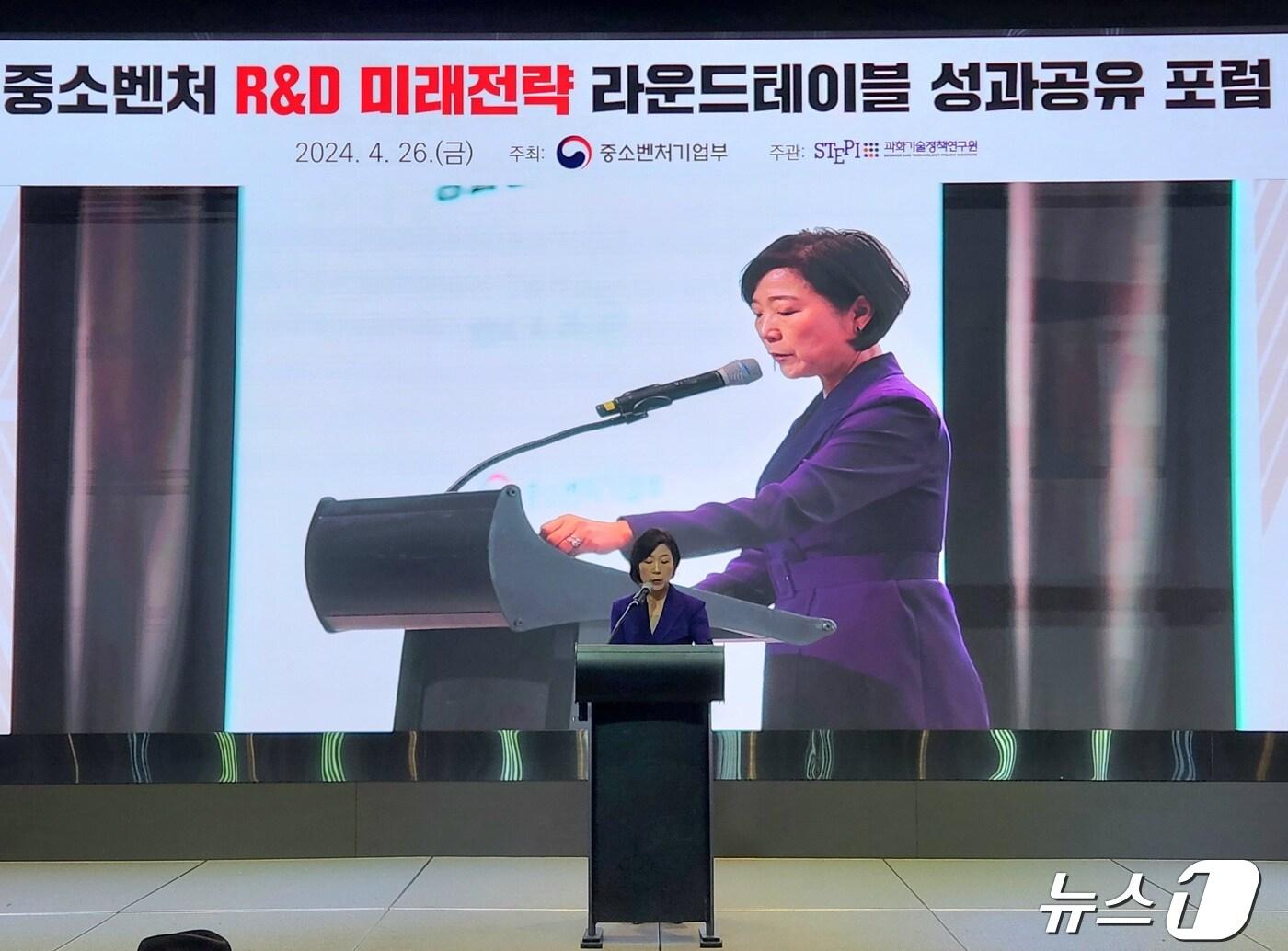 오영주 중소벤처기업부 장관이 26일 서울 글래드 호텔에서 열린 &#39;중소벤처 R&D 미래전략 라운드테이블 성과 공유 포럼&#39;에 참석해 발언하고 있다.2024.4.26/뉴스1 ⓒ News1 이정후 기자