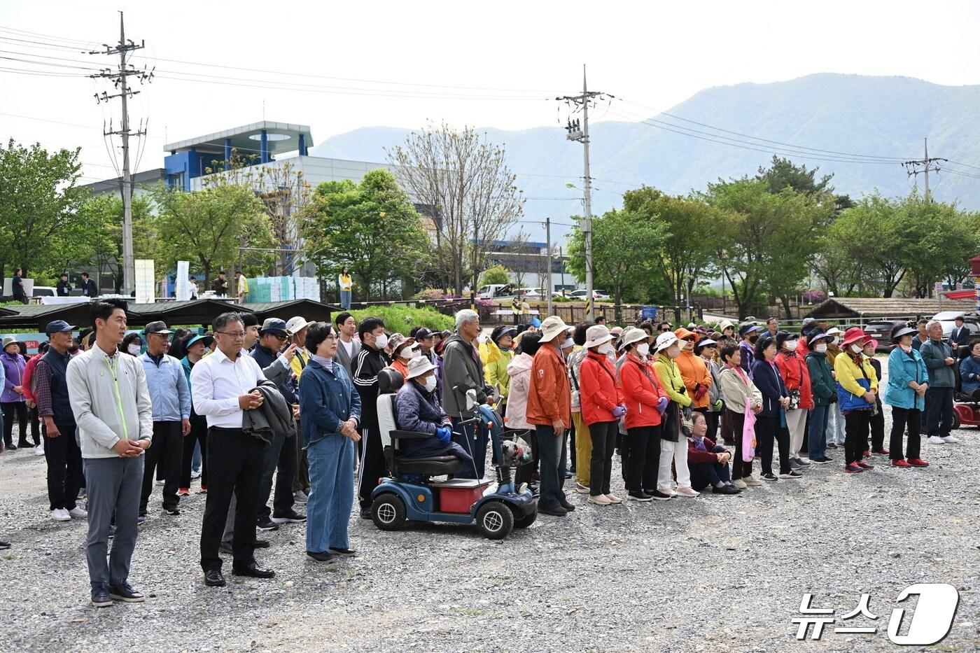 ‘2024년 치매극복 한마음, 평창 걷기대회’가 26일 오전 강원 평창군 백일홍축제장 뚝방길에서 400여 명이 참여한 가운데 개최됐다. &#40;평창군 제공&#41; 2024.4.26/뉴스1