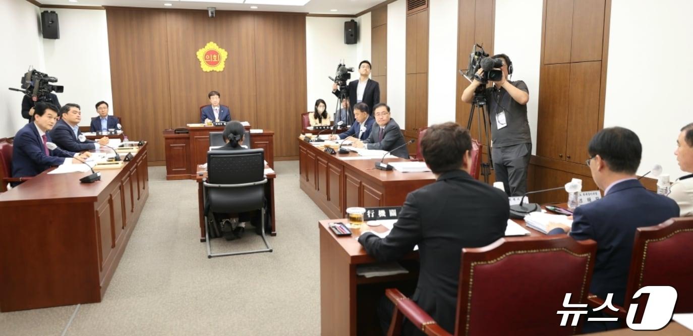 26일 대구시의회 기획행정위원회 위원들이 대구시가 제출한 박정희 대통령 기념사업에 관한 조례안을 심사하고 있다.&#40;대구시의회 제공&#41;