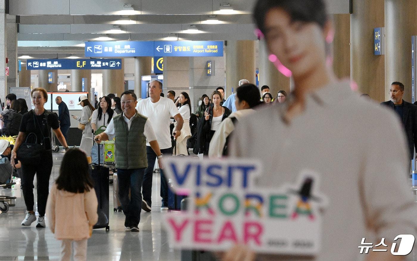 인천국제공항 제 1터미널입국장에 외국인 관광객이 입국하고 있다. &#40;공동취재&#41; 2024.4.26/뉴스1 ⓒ News1 권현진 기자