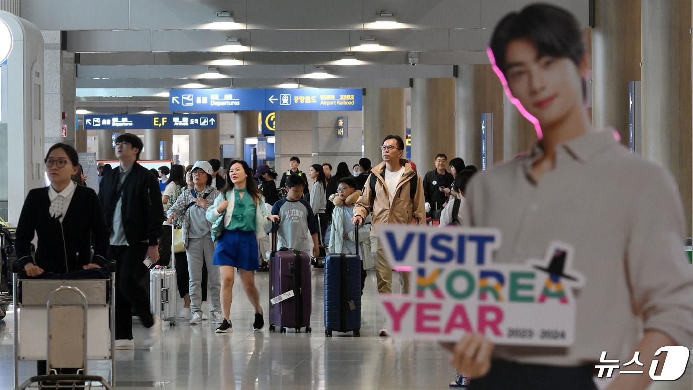 인천국제공항 제 1터미널입국장에 외국인 관광객이 입국하고 있다. &#40;공동취재&#41; 2024.4.26/뉴스1 ⓒ News1 권현진 기자