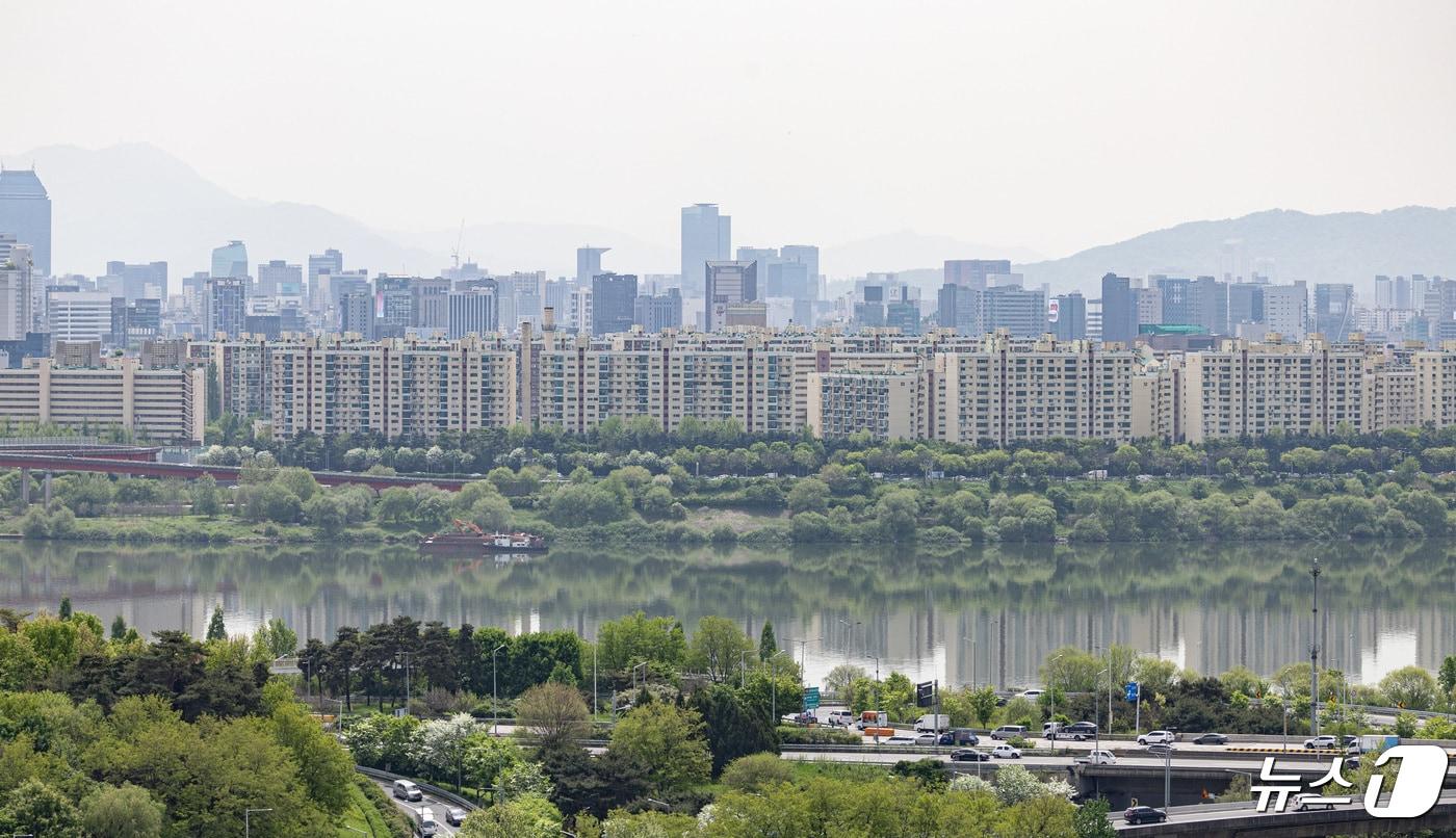 서울 강남구 압구정동 아파트 단지의 모습. 2024.4.26/뉴스1 ⓒ News1 이재명 기자