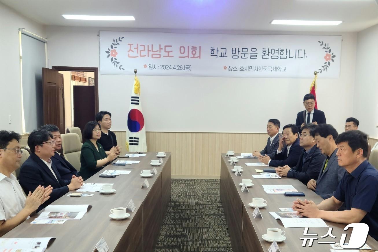 26일 전남도의회 의원들이 베트남 호찌민시 한국국제학교를 방문해 현황을 청취하고 있다. 2024.4.26/뉴스1 ⓒ News1 조영석 기자