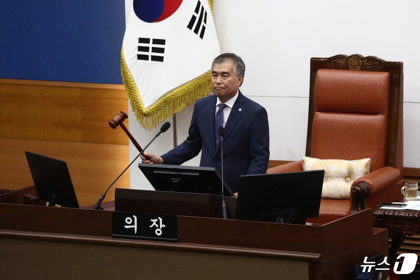 김현기 서울시의회 의장이 26일 오후 서울 중구 서울특별시의회 본회의장에서 의사봉을 두드리며 제323회 임시회 제3차 본회의 개의를 선언하고 있다.  2024.4.26/뉴스1 ⓒ News1 이광호 기자