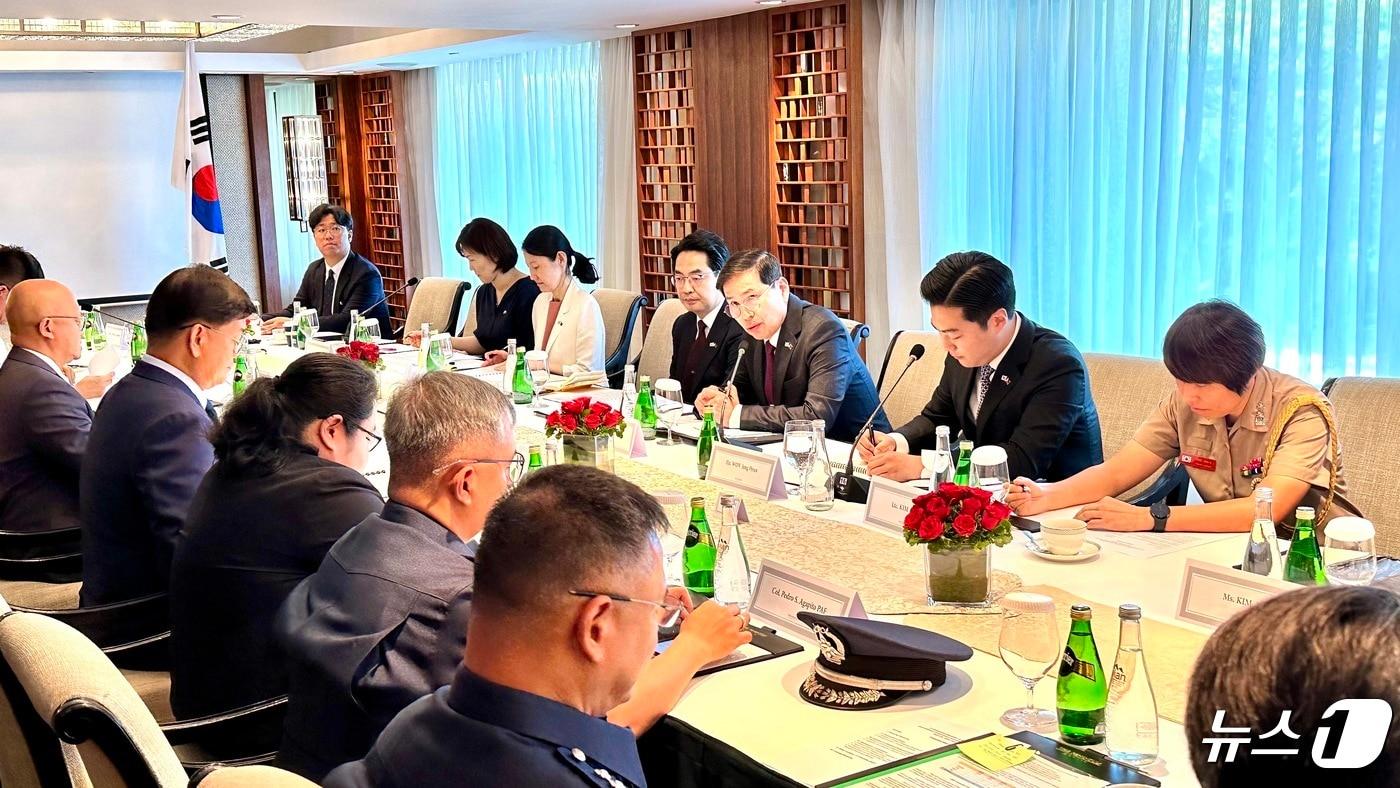 김선호 국방부차관이 26일 오전 필리핀 마닐라에서 열린 ‘제3차 한-필리핀 국방협력공동위원회‘에서 발언을 하고 있다. &#40;국방부 제공&#41; 2024.4.26/뉴스1