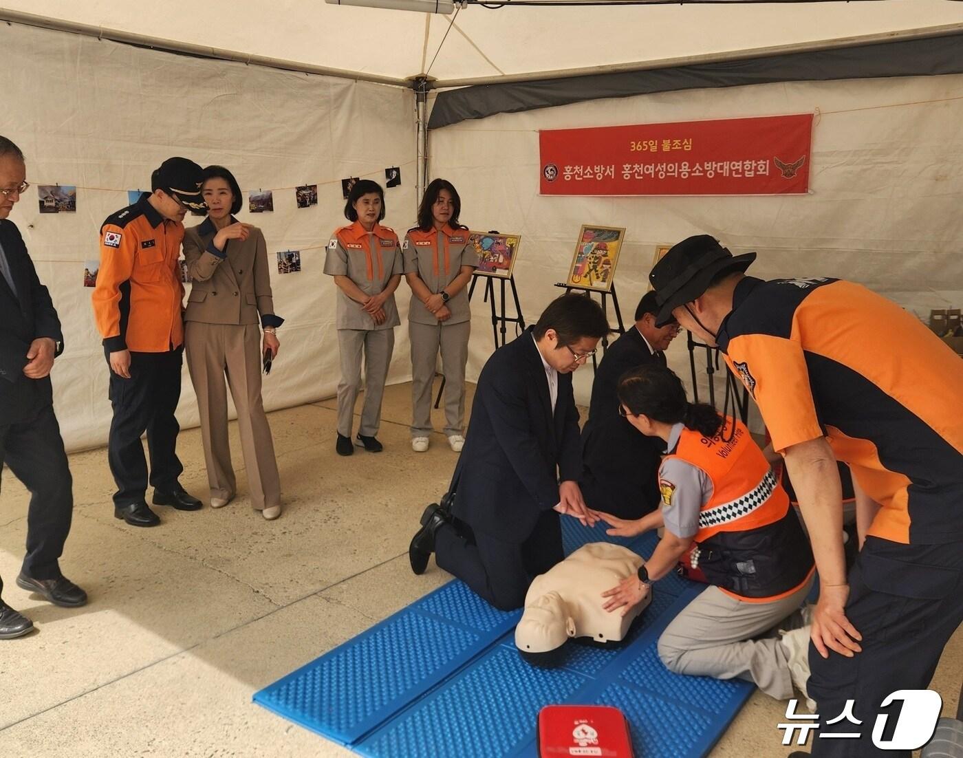 홍천소방서는 26~28일 사흘간 열리는 ‘강원n홍천 산나물 축제’에서 심폐소생술 교육 등이 포함된119안전체험장 운영한다. &#40;홍천소방서 제공&#41; 2024.4.26/뉴스1